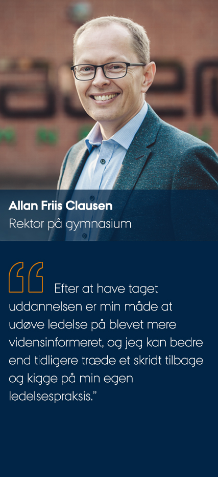 Allan Friis Clausen fortæller om uddannelsen, mens han smiler til kameraet.