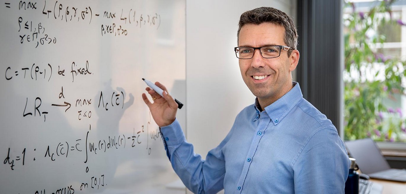 Morten Ørregaard Nielsen at the white board with mathematical calculations Photo: Lars Kruse / Aarhus University